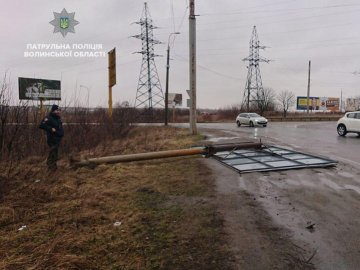 Повалений рекламний щит і побиті автівки: наслідки негоди у Луцьку. ФОТО