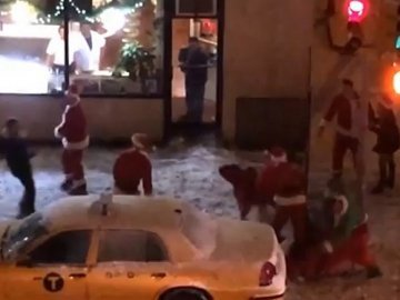 У Нью-Йорку Санта Клауси влаштували групову бійку. ВІДЕО