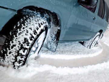 В Україні водіїв хочуть штрафувати за літню шину взимку