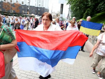 Учасниця хресної ходи УПЦ МП в центрі Києва розгорнула прапор Росії. ФОТО