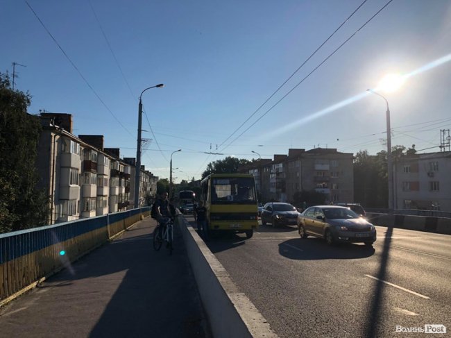 У Луцьку на мосту – аварія за участю мотоцикліста та маршрутки: рух – ускладнений. ФОТО