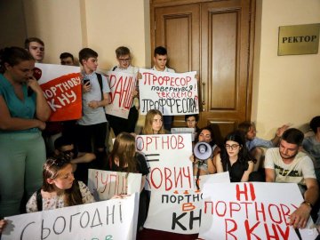 Ректор КНУ звільнив Портнова на вимогу студентів