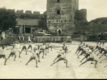 Гімнастика під стінами Луцького замку у 1939 році. ФОТО