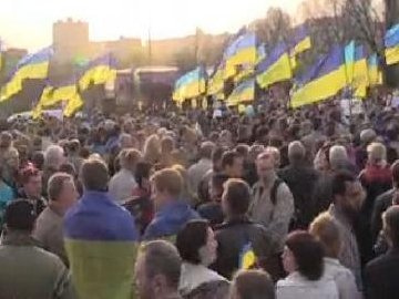 Тисячі українців збираються на мітинг в Донецьку
