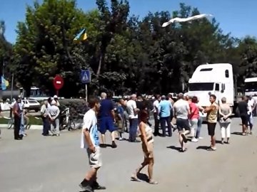Люди перекрили трасу Ковель-Львів. ВІДЕО