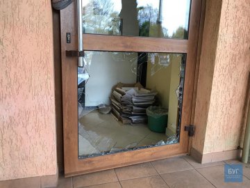 У Нововолинську каменем розбили двері магазину. ФОТО