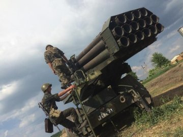 На Донбас звезли важку військову техніку. ФОТО