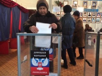 Погрози, бунти і «заманухи»: на Донбасі силою проводять «вибори». ФОТО