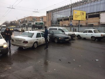 Масштабна аварія на Рівненській: авто викинуло на узбіччя. ФОТО