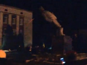 У Житомирі повалили пам’ятник Леніну. ВІДЕО