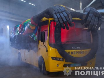 Поліція випустила на дороги України «автобус-привид» з гігантськими руками