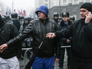 Тітушки «здають» міліції активістів Майдану