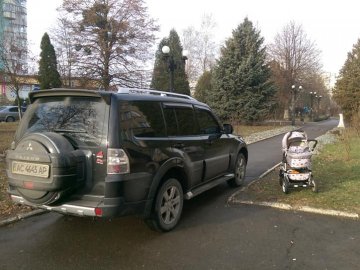 «Автоандон» на джипі заблокував тротуар біля дитячої поліклініки в Луцьку. ФОТО