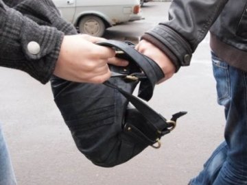 Поліцейські знайшли молодика, який у Луцьку пограбував дідуся
