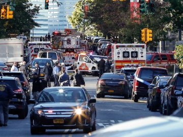 Вантажівка влетіла в натовп у Нью-Йорку: є жертви