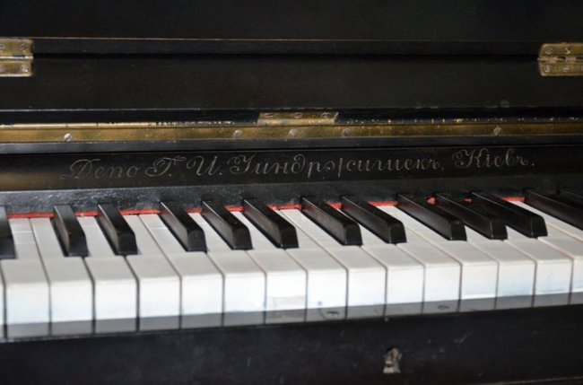 Луцька родина подарувала музею раритетне столітнє піаніно. ФОТО