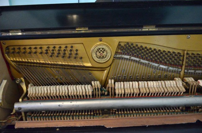 Луцька родина подарувала музею раритетне столітнє піаніно. ФОТО