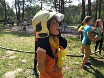 Разом гасили «пожежу» і давали міряти амуніцію: волинські рятувальники відвідали дитячий табір. ФОТО