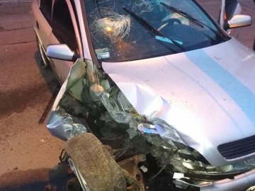 У Луцьку п'яний водій на Opel з самого ранку врізався в електроопору