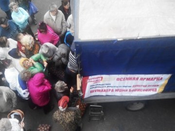 В Одесі кандидат у депутати продає виборцям дешеву бульбу і цибулю