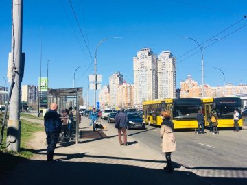 У Києві розлючений пасажир викинув із тролейбуса контролера. ВІДЕО