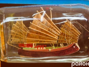 Мініатюрні шедеври: волинянин 40 років майструє кораблики у пляшках