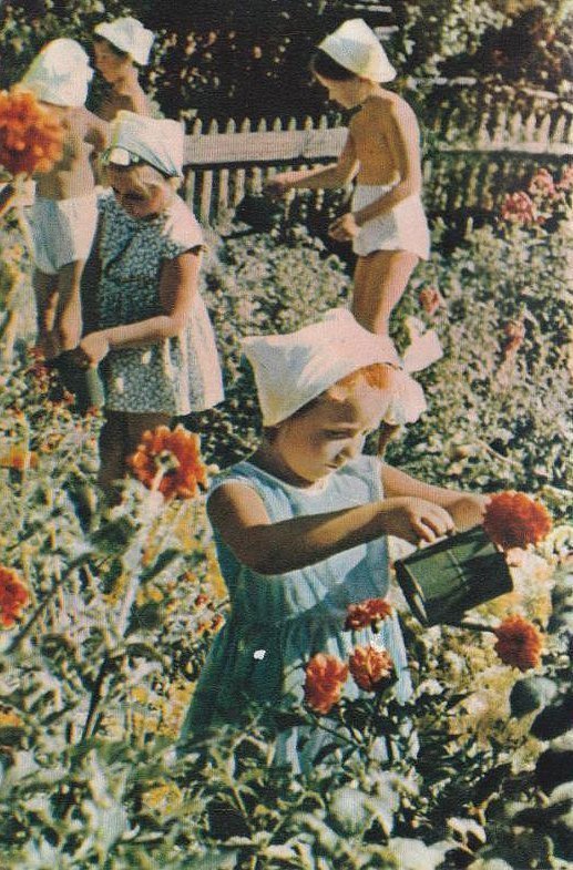 Навіть діти займалися квітникарством