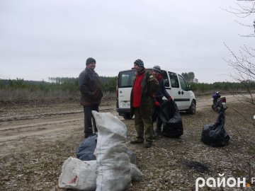 Волинські рибалки прибрали берег озера від сміття. ФОТО