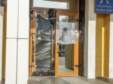 У Нововолинській міськраді пошкодили двері. ФОТО