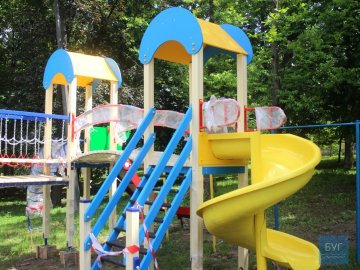 В оновленому парку Нововолинська встановили дитячі майданчики. ФОТО