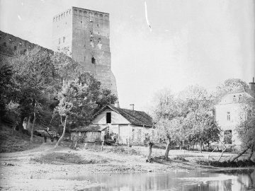 Вежа без «корони» і старі хати: невідомі знімки замку Любарта. РЕТРОФОТО