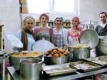 Акція добра і світла: у Луцьку безкоштовно роздають їжу для нужденних