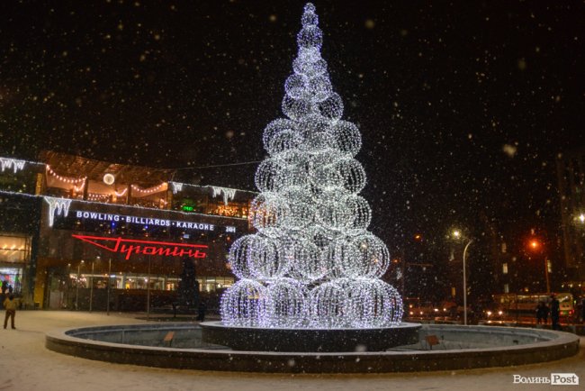 Магія зими: у Луцьку випав перший сніг. ФОТО