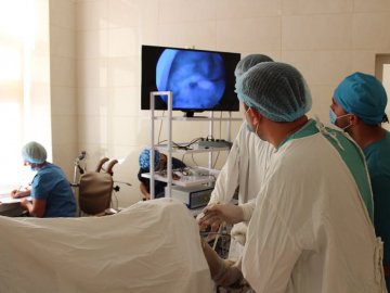 Волинські лікарі провели складну операцію на колінному суглобі. ФОТО