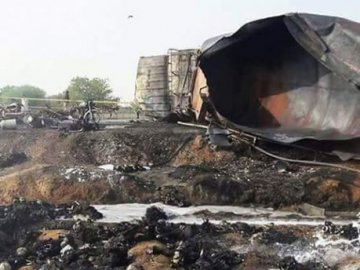 Жахлива трагедія в Пакистані: від загорання бензовозу загинуло 123 людини