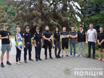 У Луцьку поліцейські та активісти замальовували наркорекламу на вулицях міста. ФОТО