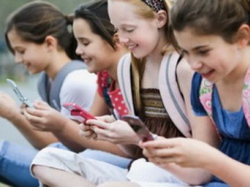 Французьким школярам хочуть заборонити мобільні