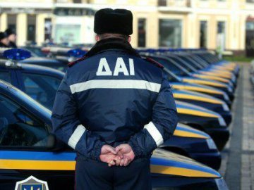 Як їздять інспектори ДАІ в Донецьку. ВІДЕО