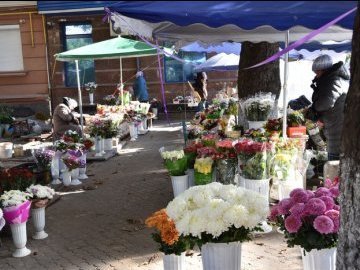 Демонтують квітковий ринок у центрі Луцька