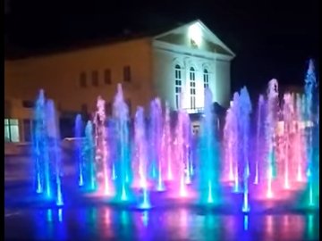 Показали, як вночі працює світломузичний фонтан у центрі Луцька. ВІДЕО