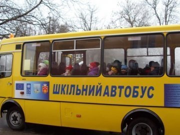 Школярі з волинського села не можуть дістатись до школи, бо не мають автобуса