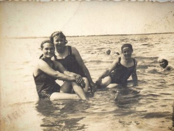 Раритетні фото з відпочинку молоді на Великому Згоранському озері у 1930-их роках