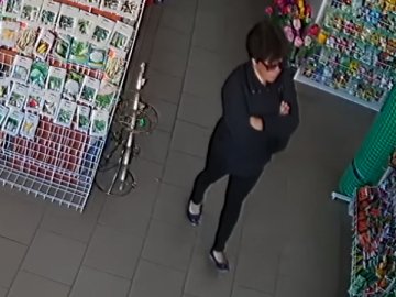 Відеокамери в крамниці зафіксували зухвалу злодійку