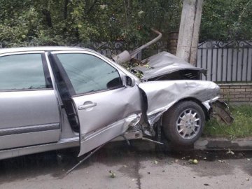 Аварія в Луцьку: автівка влетіла в електроопору. ФОТО