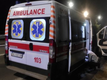 Жінка загинула, двоє дітей – травмовані: поблизу Луцька Mercedes протаранив бус, в якому було семеро людей