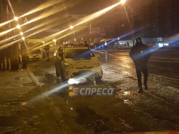 У Києві чоловік кинув вибухівку в поліцейських. ФОТО