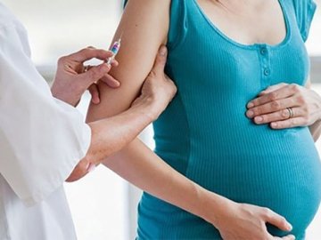 Волинська лікарка розповіла, чи варто робити щеплення під час вагітності