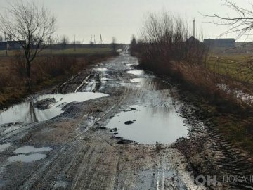 «Справжнісіньке болото»: мешканці волинського села скаржаться на жахливий стан дороги. ВІДЕО