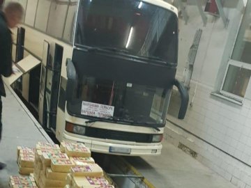 На «Ягодині» в пасажирському автобусі знайшли майже пів тонни контрабандного сиру. ФОТО