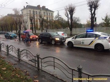 Ранкова аварія в Луцьку: зіткнулися три авто 